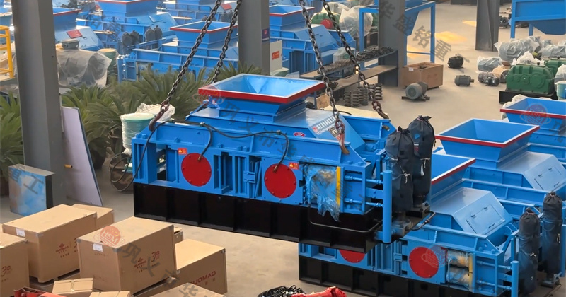 華盛銘液壓對(duì)輥機(jī)適合鵝卵石制砂，設(shè)備型號(hào)齊全可參考