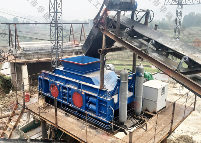 1212型全自動液壓對輥制砂機安裝現場